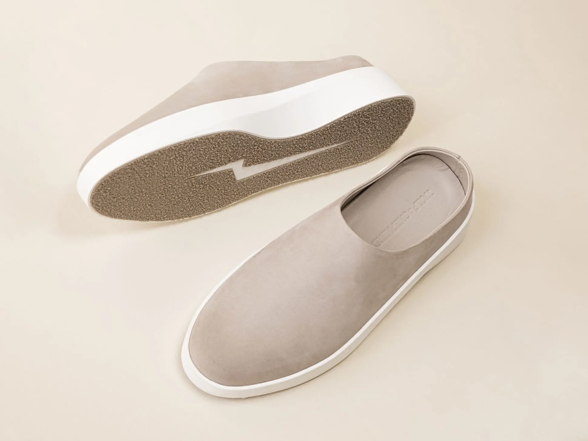 Wolf & Shepherd Cruise™ Mule>Women Slip-ons